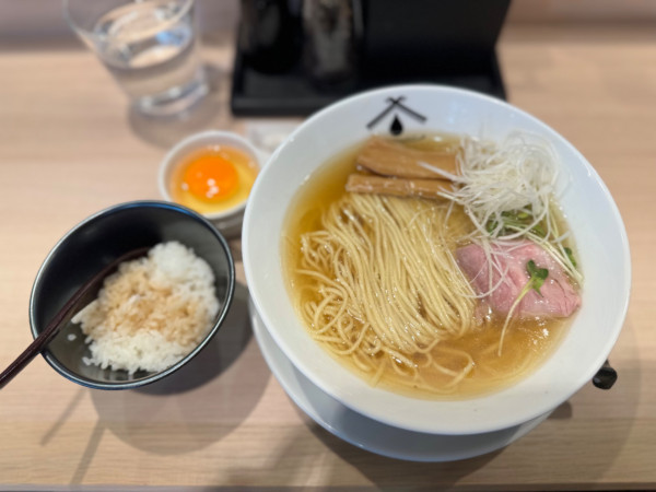 「淡麗らーめん850円＋オープン記念サービス卵かけごはん」@麺 ひしおのキセキの写真