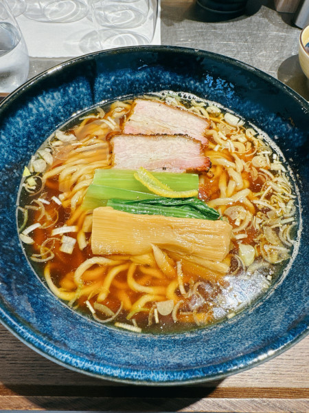 「醤油らーめん」@麺とスープの店  歩き出せ、クローバーの写真