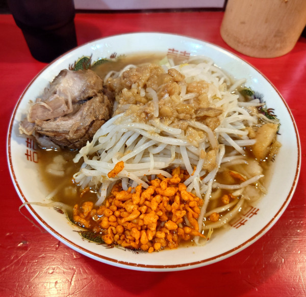 「ラーメン(麺少なめ、900円)」@鷹の目 大宮店の写真