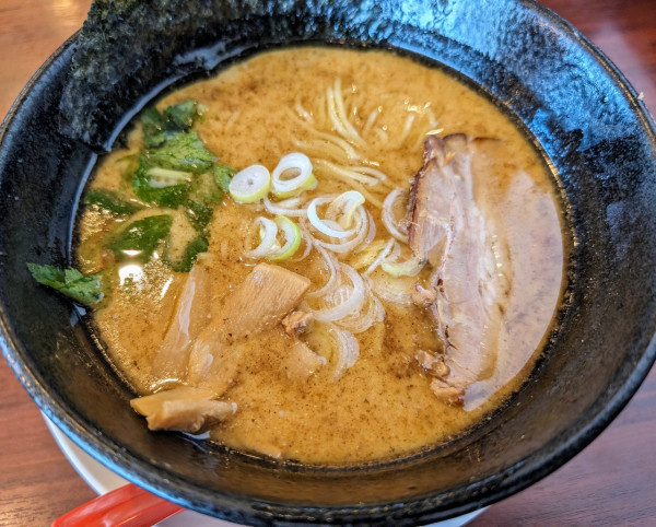 「焼きアゴ豚骨900円」@自家製麺 いつき亭の写真