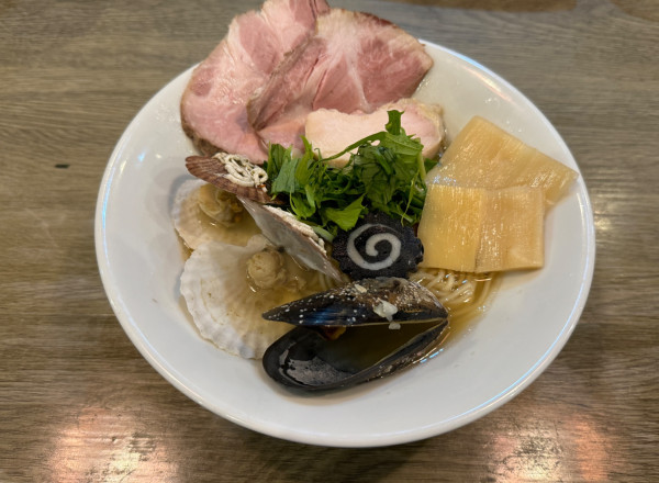 「貝出汁と煮干しのラーメン 880円」@ニボシラァメン コハクの写真