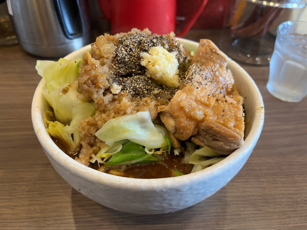 「【期間限定】鶏鶏ブラック＋ジロめし(ランチタイムサービス)」@INOSHOWの写真