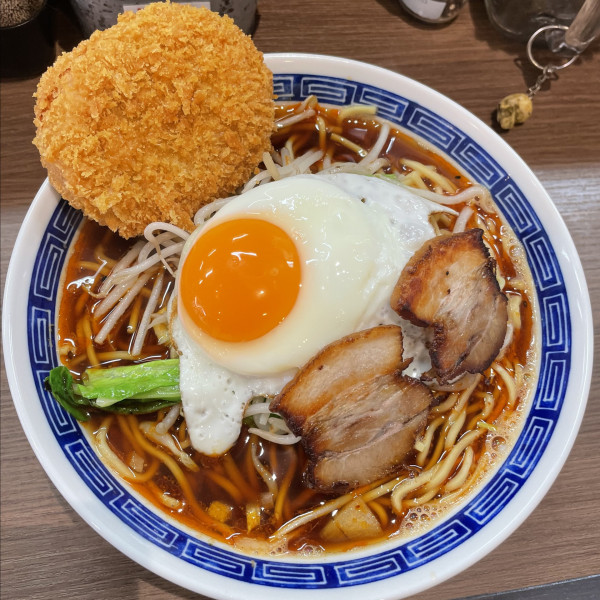 「コロッケ羅漢撃 980円（300ｇ）+ 目玉焼き 150円」@北斗辛麺JAGIの写真