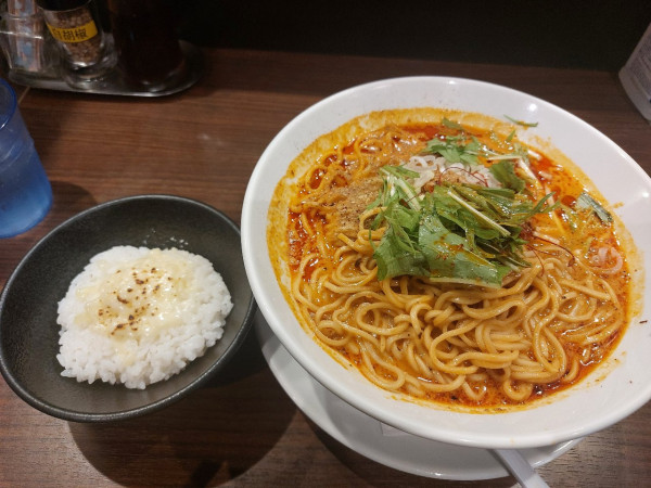 「担々麺(白)4辛  大盛+炙りチーズご飯」@うさ担 浦和本店の写真