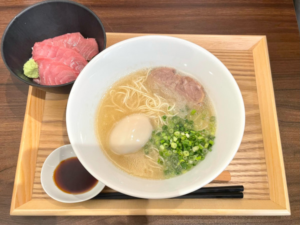 「豚骨らあ麺＋天然生本マグロ丼セット（+¥580）」@三代目 善平の写真