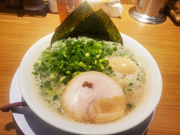 「味玉ラーメン920円+ねぎ150円」@釜焚きとんこつ がっとん 東京ラーメン横丁店の写真