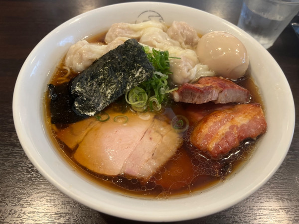「黒だし肉ワンタン麺大盛切り落としチャーシュー味玉」@八雲の写真