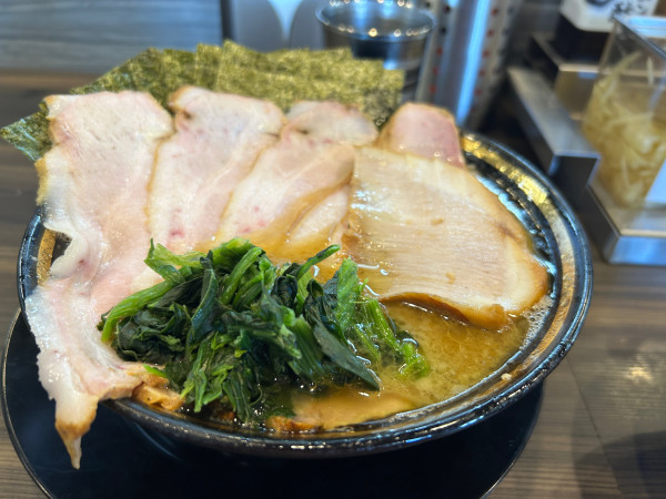 「チャーシューメン5枚　のり　トントロ　背脂　カタコイオオ」@家系ラーメン がくの写真