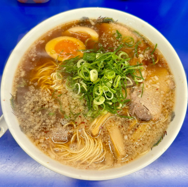 「味玉ラーメン大盛り」@来来亭 太秦店の写真