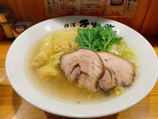 「エビ入りワンタン麺@1350」@横濱 本丸亭 新橋店の写真
