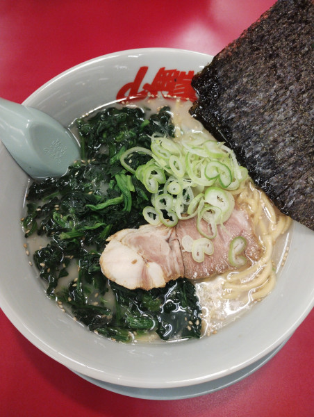 「塩ラーメン(全ふつう)(ほうれん草無料)」@山岡家 前橋野中店の写真