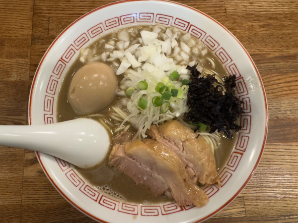 「濃厚煮干しそば＋味玉＋玉ねぎ」@煮干中華そば専門 煮干丸の写真