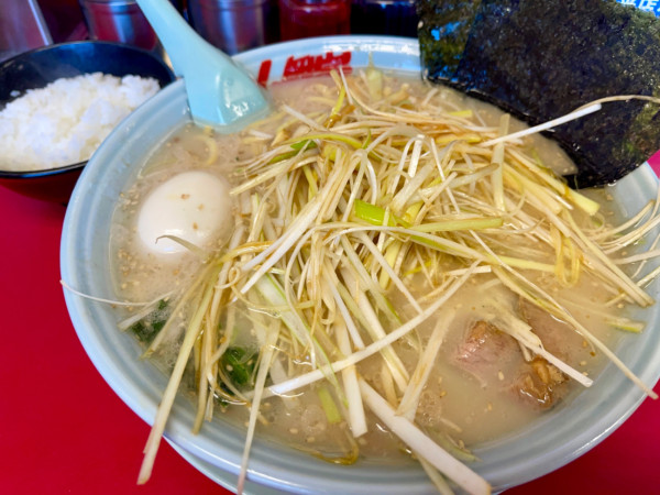 「塩ネギラーメン 中盛  TPネギダブル」@山岡家 川島店の写真