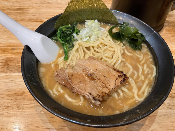 「こく魚介ラーメン大盛　850円＋100円」@らぁめん・つけめん 豚火の写真