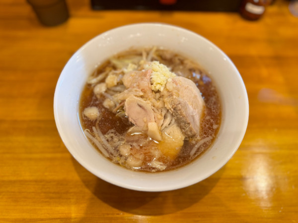 「らーめんミニ(100g)ニンニク.やさい少なめ800円」@らーめん豚二 上板橋本店の写真