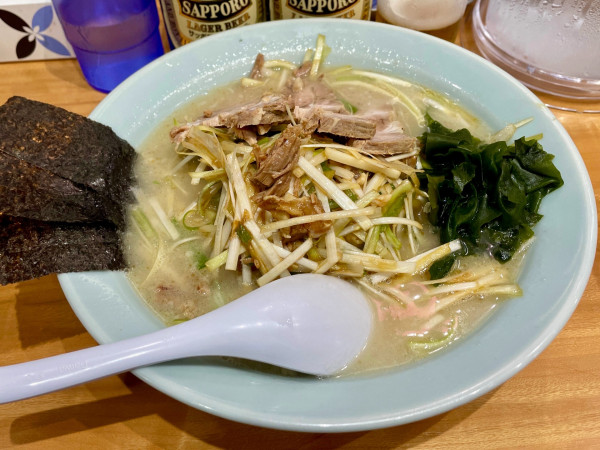 「サッポロ赤星２本 ＋ キムチ →［限定］塩ラーメン ネギ」@ラーメン関口の写真