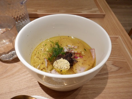 「濃香トリュフの鶏塩中華そば 小70g」@MENDOKORO TOMO Premiumの写真