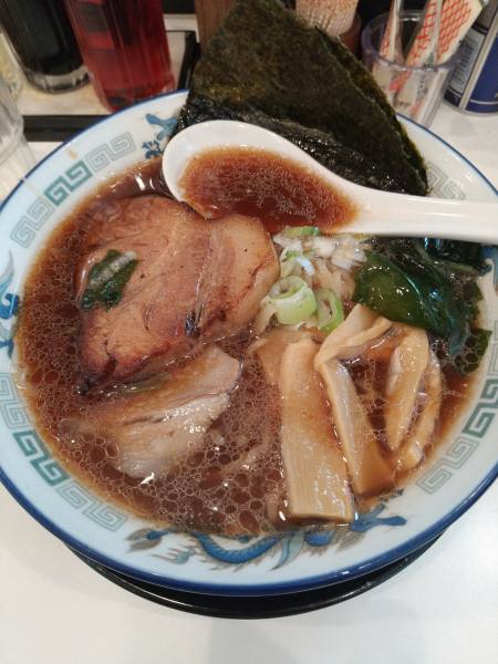 「旭川醤油らーめん(トッピング:厚切りチャーシュー)」@北海道らーめん みそ熊 本店の写真