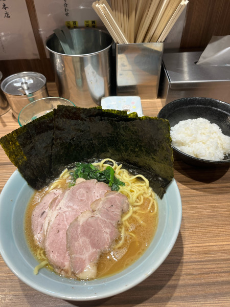 「チャーシュー麺並硬め濃いめ、無料ライス」@横浜らーめん渡来武 総本店の写真