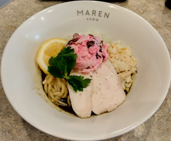 「鶏塩まぜそば（ミニ飯付き）1050円」@soba MAREN 渋谷店の写真