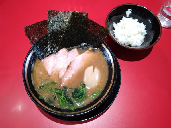「特製ラーメン 1050円 小ライス70円」@家系ラーメン王道家直伝 青森野呂家の写真