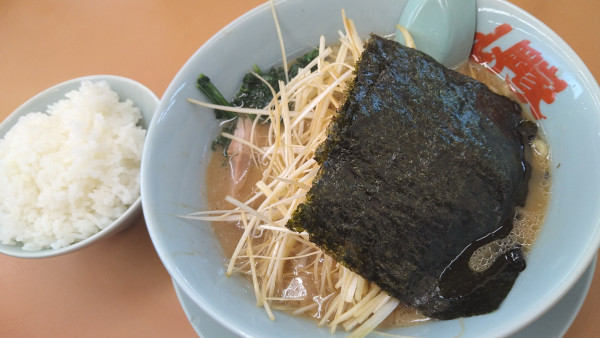 「ネギラーメン醤油、小ライス」@ラーメン山岡家 笛吹店の写真