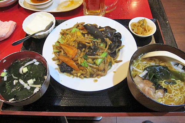 「豚肉とキクラゲの玉子炒めの定食　800円＋半ラーメン200円」@花彫酒家の写真