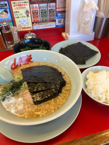 「醤油ラーメン　ほうれん草　海苔　背脂変更」@ラーメン山岡家 松戸北小金店の写真