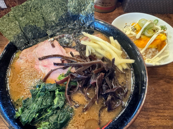 「チャーシューメン中盛りキクラゲトッピング➕玉子まぶし大盛り」@家系ラーメン王道家直系 環家の写真