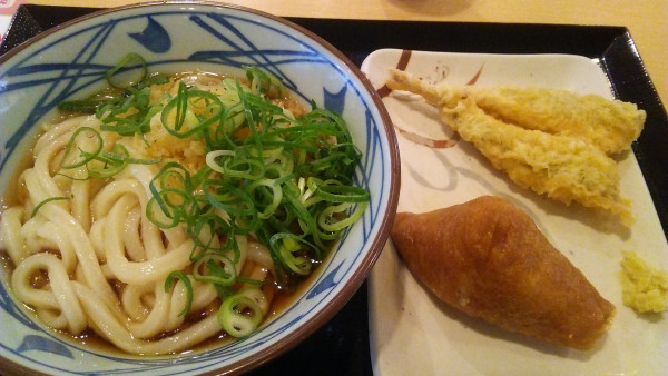 「ぶっかけ（冷）並 390円＋ほうぼう天 180円＋いなり」@丸亀製麺 東京ドームシティ店の写真