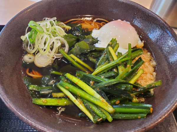 「朝そば・温玉・温・わかめ変更＋鬼にら」@ゆで太郎 長者町店の写真