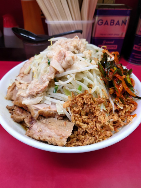 「【新限定】ちーたま汁なし大豚  ピリ辛ニラ 野菜 大蒜 油」@ラーメン二郎 中山駅前店の写真