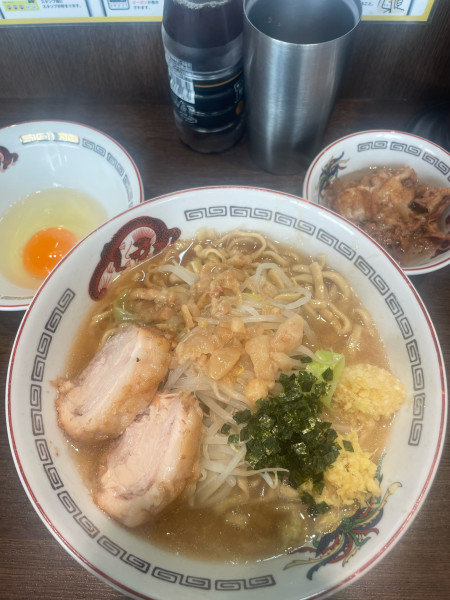 「小ラーメン　生卵　肉油」@豚山 鶴見店の写真