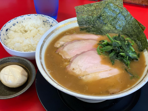「チャーシュー麺（3枚）燻製玉子・半ライス」@王道家直伝 との丸家 八潮店の写真