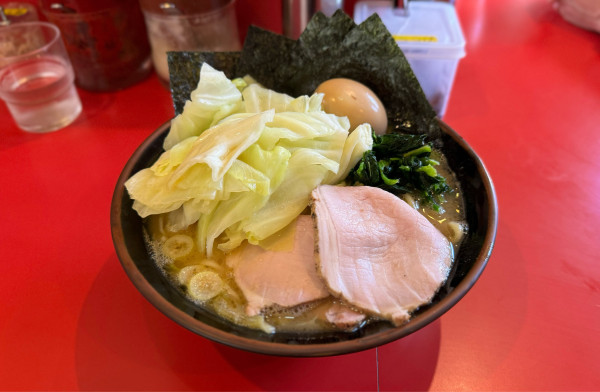 「昼飯セット¥900、キャベツ¥100」@どんとこい家の写真