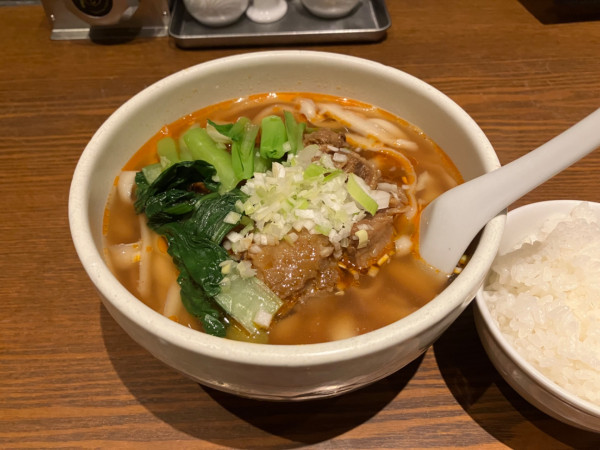 「牛バラ刀削麺 850円」@四川料理 京華樓 鶴屋町CRANE店の写真