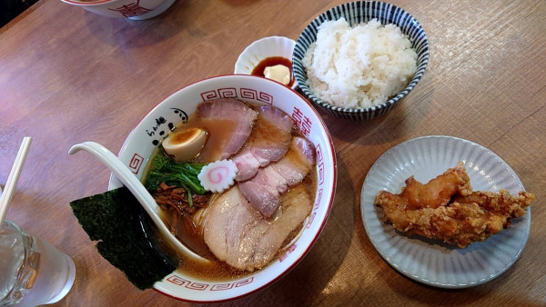 「鶏ガラ中華＋レアチャー＋からあげ」@らぁ麺 ここんの写真