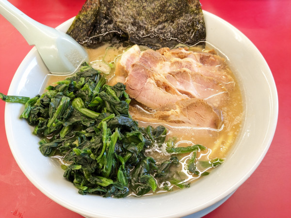 「醤油チャーシュー麺 ほうれん草」@山岡家 狭山店の写真