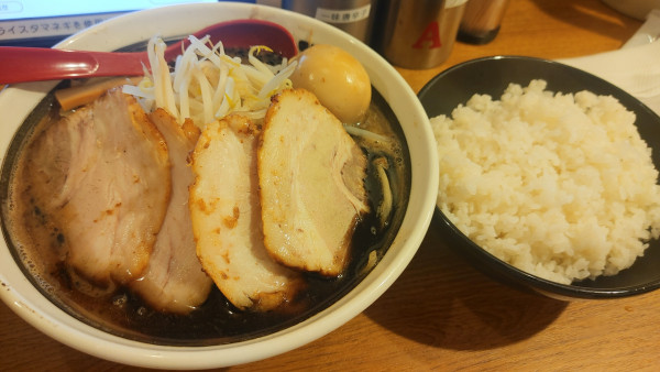 「特製黒麻油味噌ラーメン・大盛(大ライス) ￥1,550」@札幌味噌ラーメンアウラ 川崎銀柳街店の写真