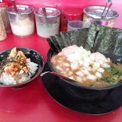 豚骨醤油＋海苔＋玉ねぎ