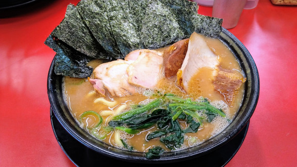 「ラーメン(味濃いめ･麺硬め)+海苔･トントロ」@IEKEI_TOKYO 王道家直系の写真