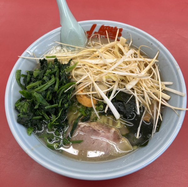 「期間限定ホタテ塩とんこつラーメン(1150円)+白髪ネギ(150」@ラーメン山岡家 伊勢崎宮子店の写真