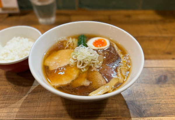 「スペシャル醤油ラーメン¥1200、ごはん（小）¥100」@Ramen Free Birdsの写真
