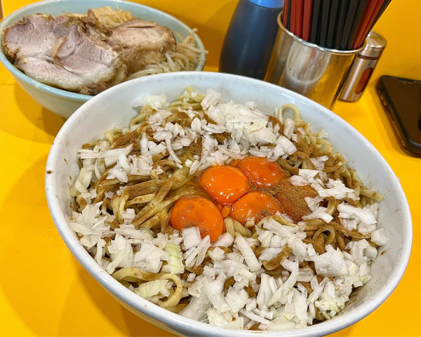 「小ラーメン (麺はたまごかけ麺に変更) トドメ玉×2(たまごかけ」@ラーメン二郎 八王子野猿街道店2の写真