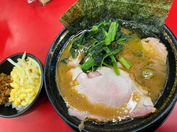 「ラーメン＋半たまごまぶし」@王道家直伝 との丸家 八潮店の写真