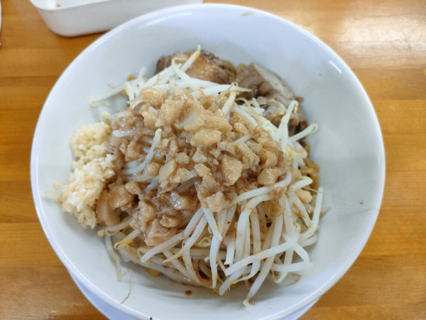 「豚ラーメン汁なし　ニンニクあり、野菜脂普通」@麺屋 豚の心の写真