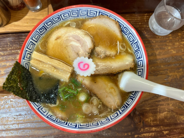 「しょうゆらーめん（800）大盛（100）ちゃーしゅー（300）」@支那そば 菜華の写真