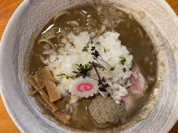 「濃厚煮干しそば 1000円（玉ねぎ+150円）」@自家製拉麺 暖田。の写真