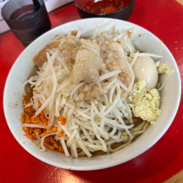 「ラーメン（小）＋味玉『コール』ニンニク、アブラ、辛揚げ」@鷹の目 大宮店の写真
