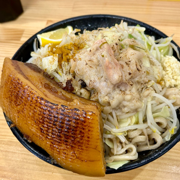 「超角煮塩汁なし（麺400g、ニンニク少・ヤサイ多・アブラ増）」@ラーメン 富次郎 笠間友部店の写真